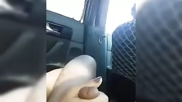 Телка дрочит узбеку в машине