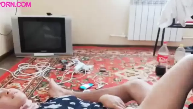 Бритая узбечка красиво трахнута в письку